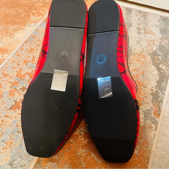 🐦‍🔥NWOB Frisky Kalita Rose Snake Print Red/Black Loafers/Flats! - Picture 10 of 15